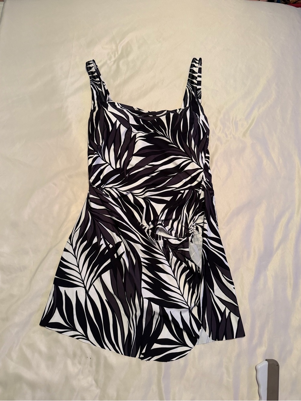 Black & White Leaf-Print Women’s swim dress